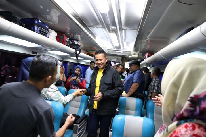 Ijeck Naiki Kereta Api