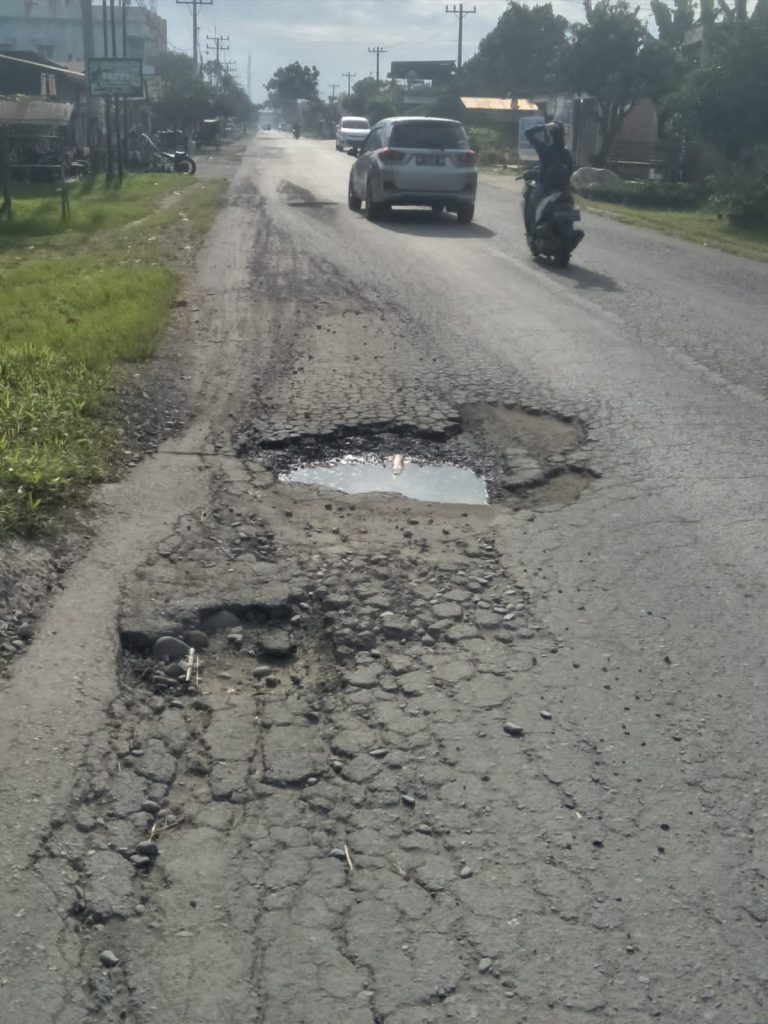 Banyak Dikeluhkan Warga, HMI Desak Pemkab Langkat Perbaiki Jalan Rusak