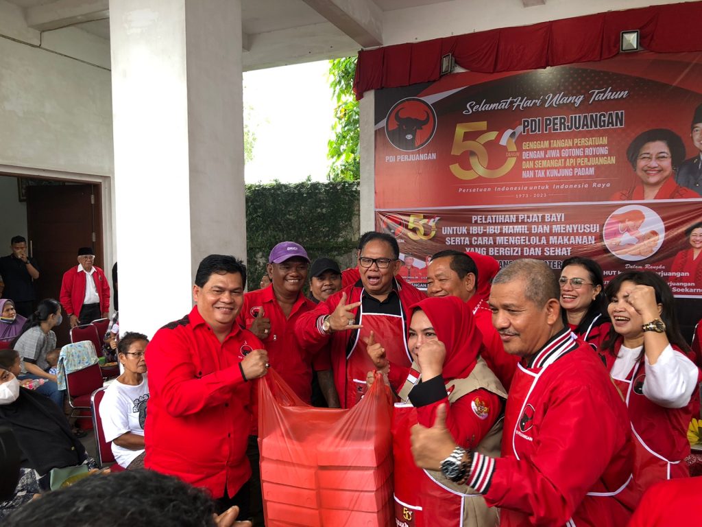 Syukuran HUT Megawati ke 76, PDIP Sumut Bagikan 500 Kotak Makanan Sehat Untuk Warga