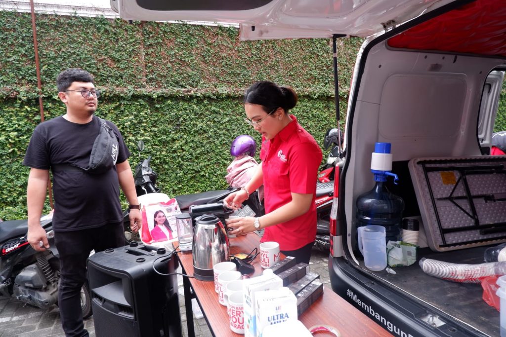 Bentuk Ucapan Syukur, Meryl Bagikan Nasi Kotak Sehat dan Racikan Kopi untuk Warga