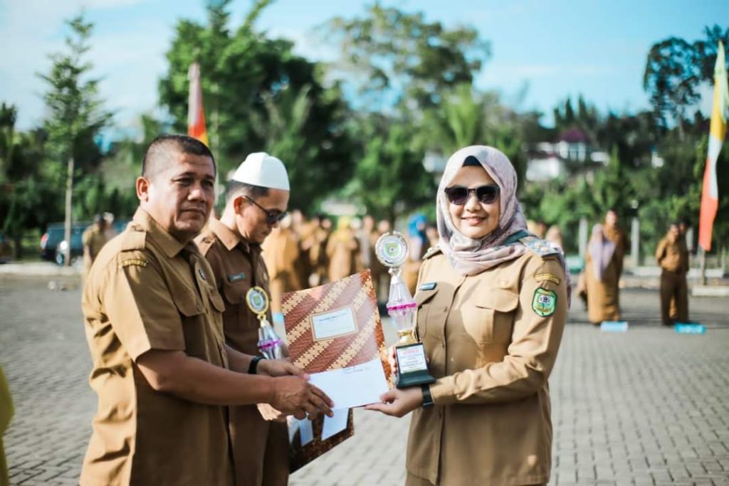 Wabup Madina Serahkan Hadiah Lomba Tarik Tambang dan Gebuk Bantal