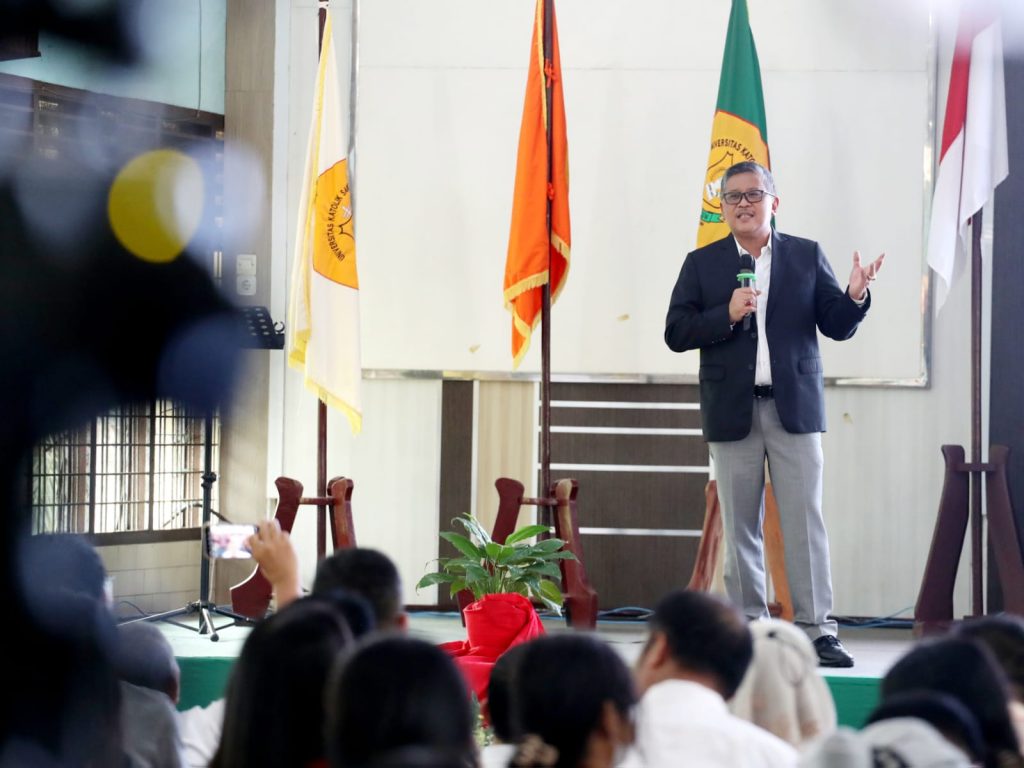 Hasto Sampaikan Kuliah Umum Pancasila di Hadapan Ratusan Mahasiswa Unika St.Thomas