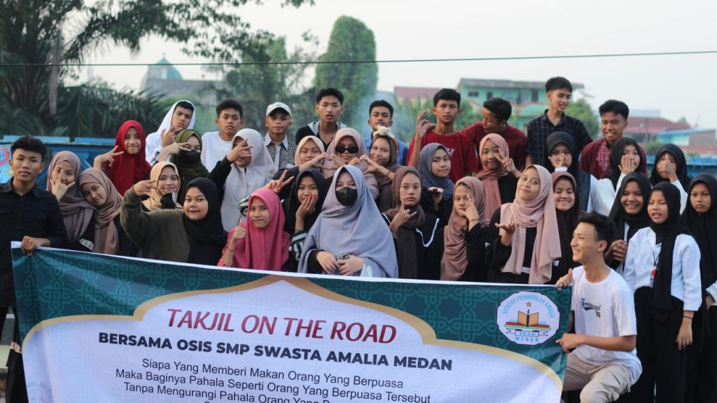 SMP Swasta Amalia Medan Berbagi Takjil On The Road