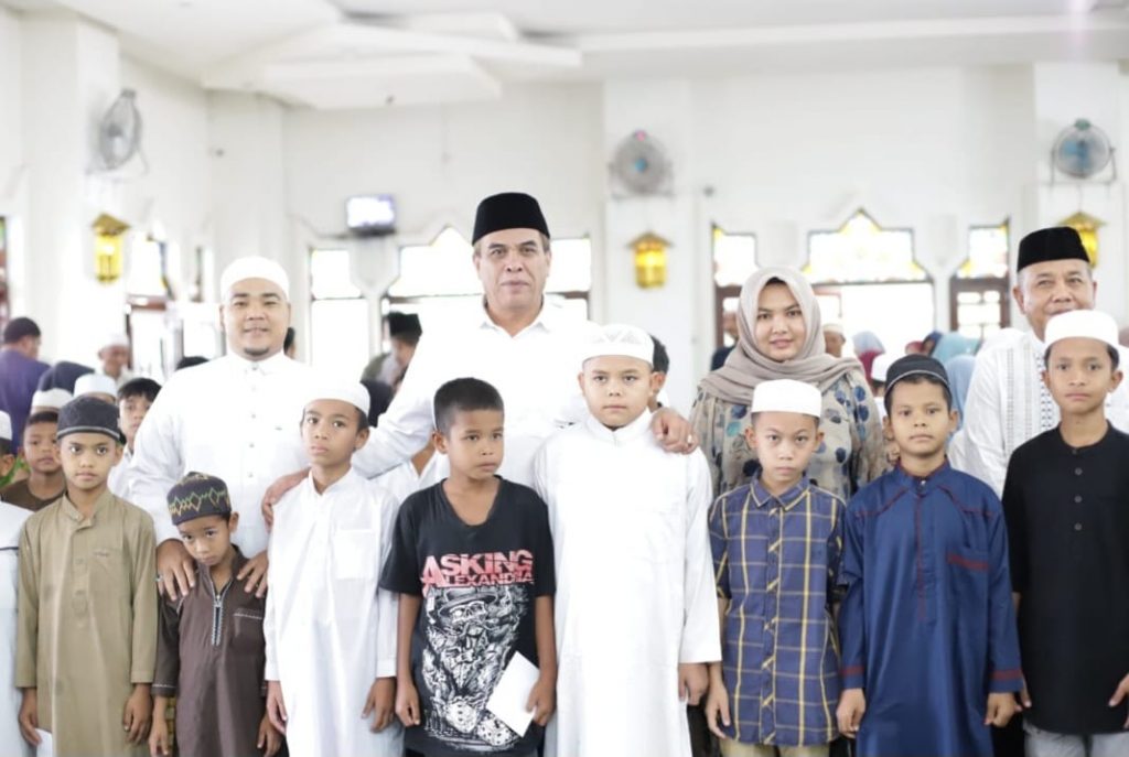 Pemkab Madina Salurkan Zakat Kepada Yatim dan Jompo