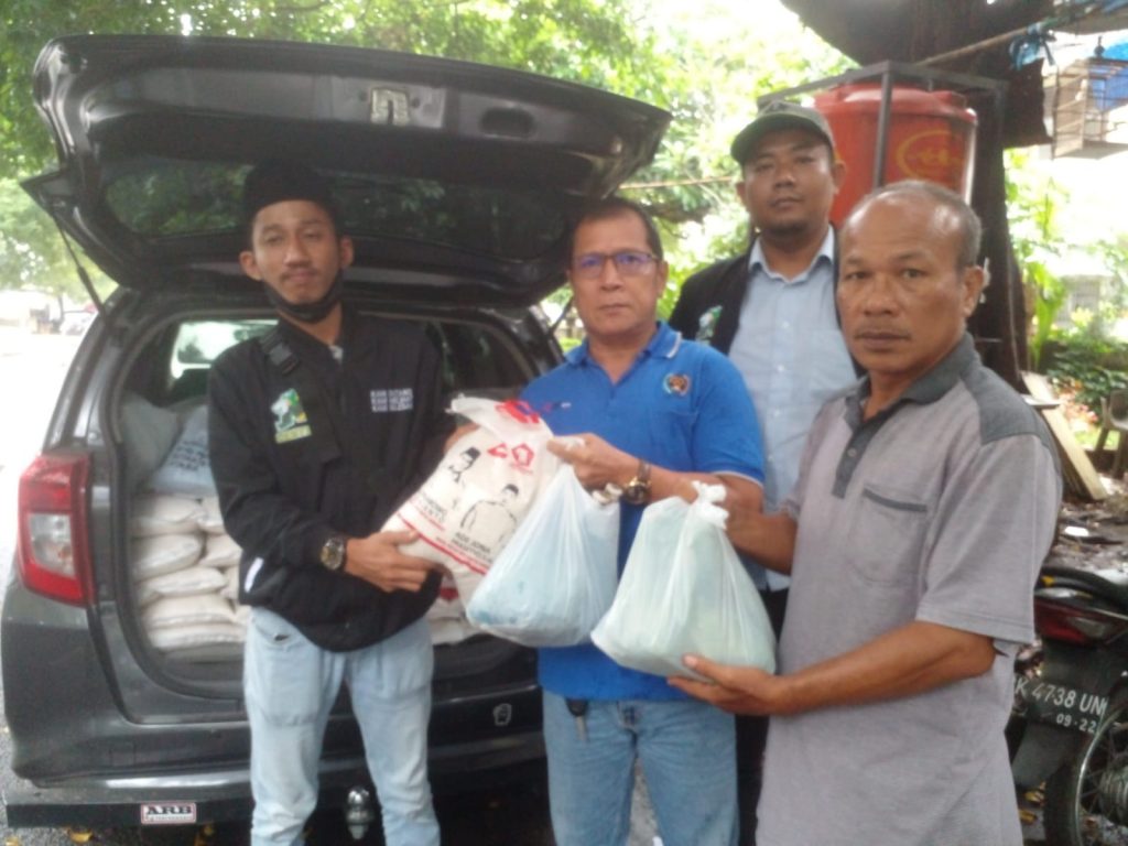 Ade Jona Prasetyo Salurkan Bingkisan Lebaran ke Warkop Jurnalis