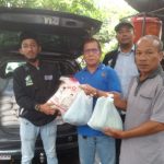 Tim rekawan Ketua Umum BPD HIPMI Sumatera Utara, Ade Jona Prasetyo membagikan bingkisan lebaran