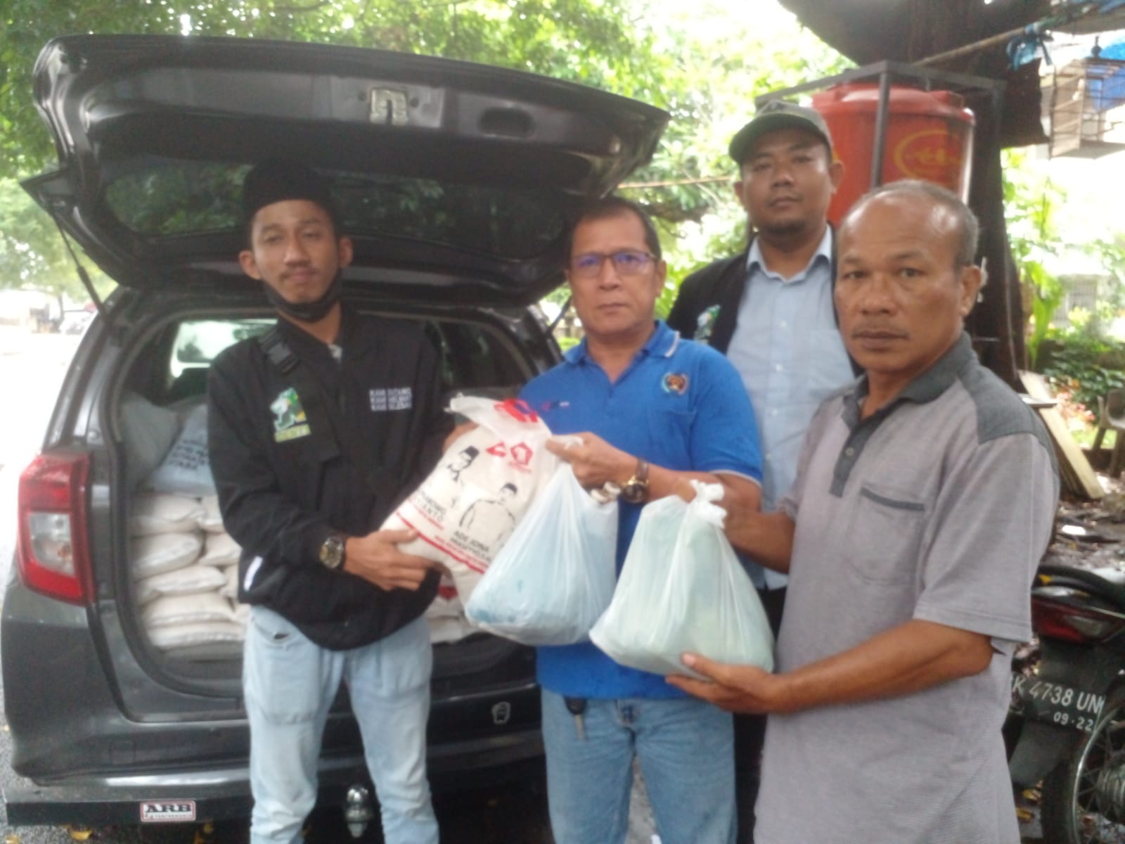 Tim rekawan Ketua Umum BPD HIPMI Sumatera Utara, Ade Jona Prasetyo membagikan bingkisan lebaran