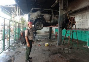 Mobil terbakar