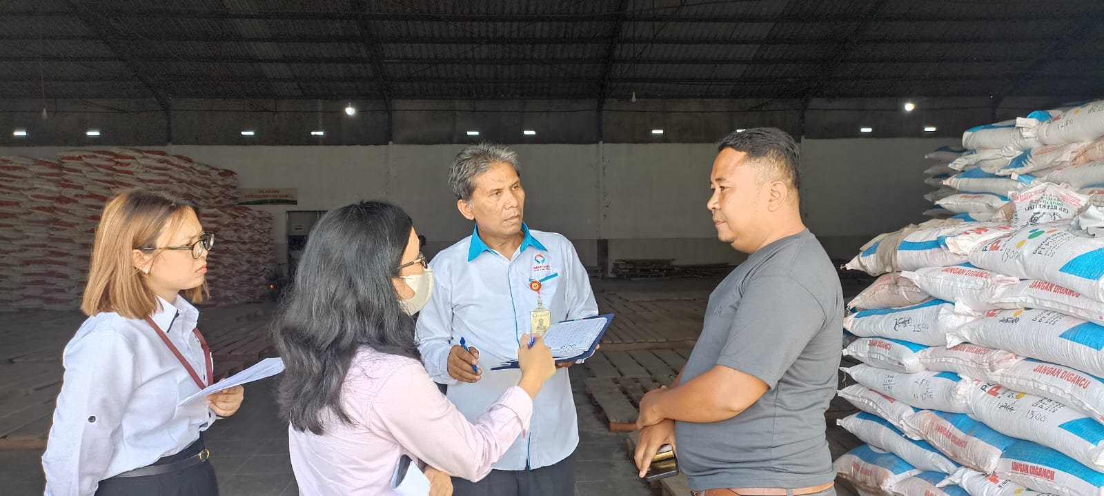 Pupuk bersubsidi ditimbun