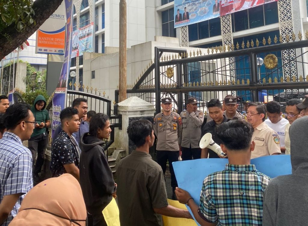Mahasiswa dari PRAKARSA Indonesia Demo di DPRD Sumut Desak Mafia Solar Bersubsidi Ditindak