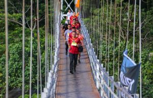 Jaga Lingkungan, Ijeck dan Masyarakat Peduli Sungai Bahorok Beri Makan Ikan Larangan