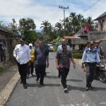 Tinjau pembangunan jalan