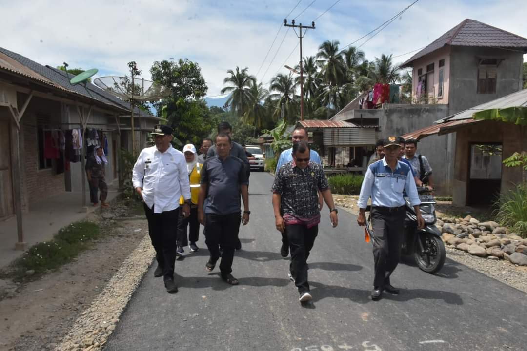 Tinjau pembangunan jalan