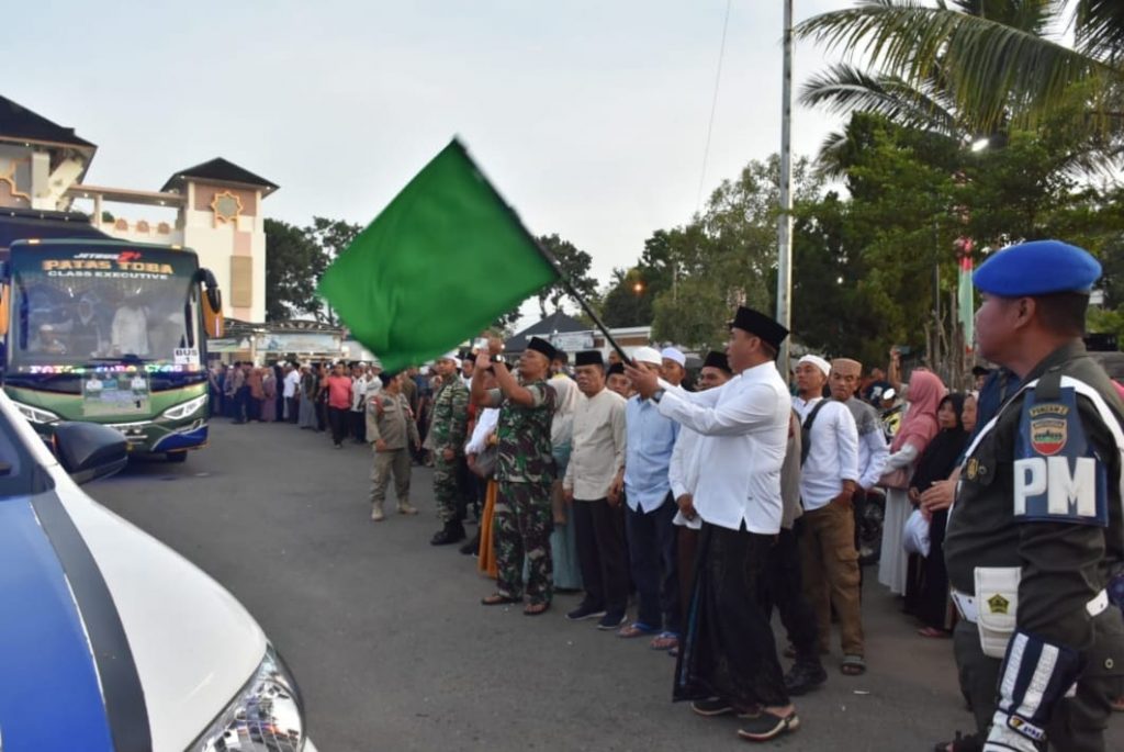 Bupati dan Ribuan Warga Lepas Keberangkatan Jamaah Calhaj Asal Madina