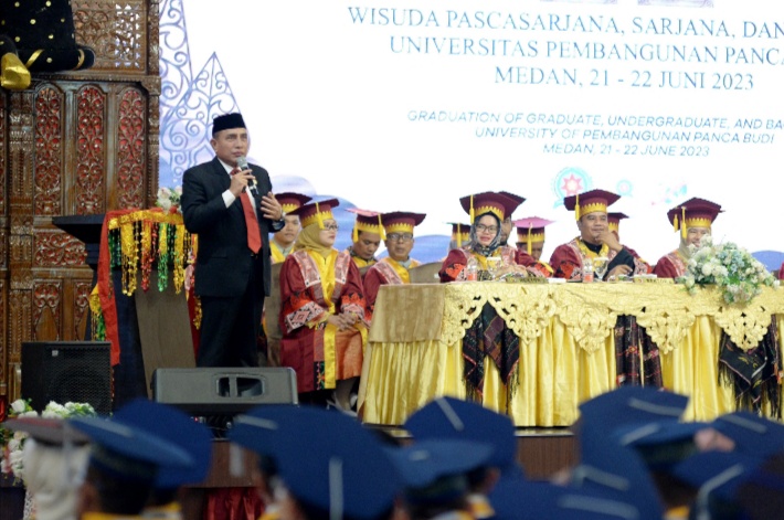 Hadiri wisuda UNPAB