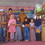 Beri hadiah siswa siswi berprestasi