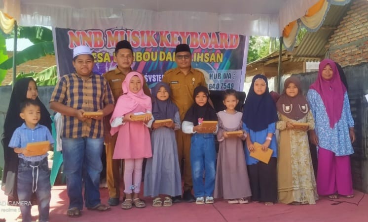 Beri hadiah siswa siswi berprestasi