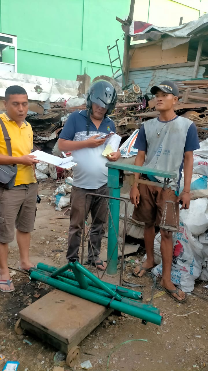 Besi di gudang botot