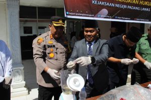 Kejari Padanglawas Musnahkan 103 Barang Bukti Pidana Umum