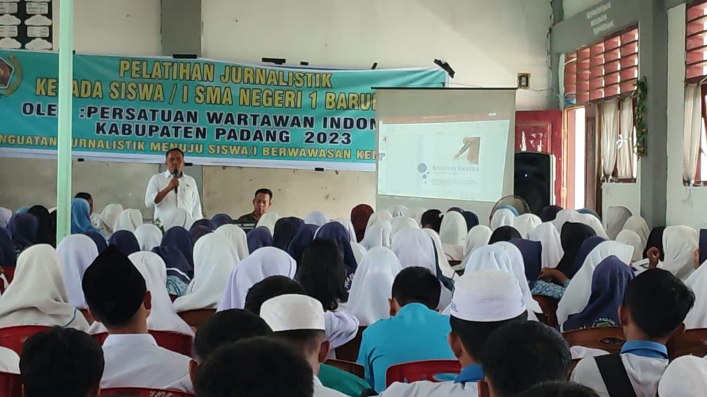 PWI Padanglawas Beri Pelatihan Jurnalistik pada 300 Siswa SMAN 1 Barumun