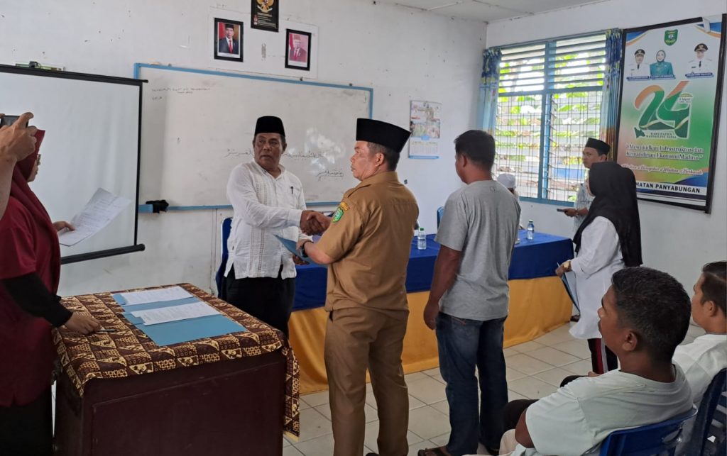 Camat Panyabungan Kota Saksikan Sertijab Pj Kades Manyabar
