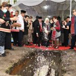 Tabur bunga di makam Rudolf Pardede