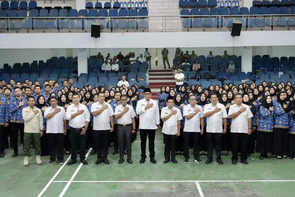 Serahkan SK PNS