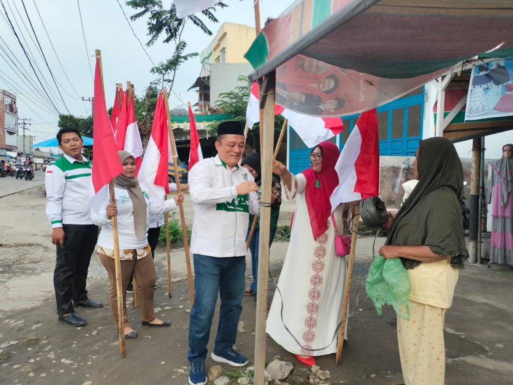 Meriahkan HUT RI Ke-78, PKB Kota Medan Bagi-Bagi Bendera ke Masyarakat