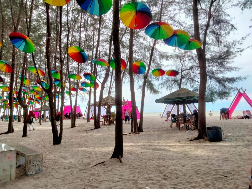 Pengunjung Pantai Romantis Kecewa, Tiket Rp40 Ribu per Orang dengan Pondok Gratis Tapi tak dapatkan Pondok