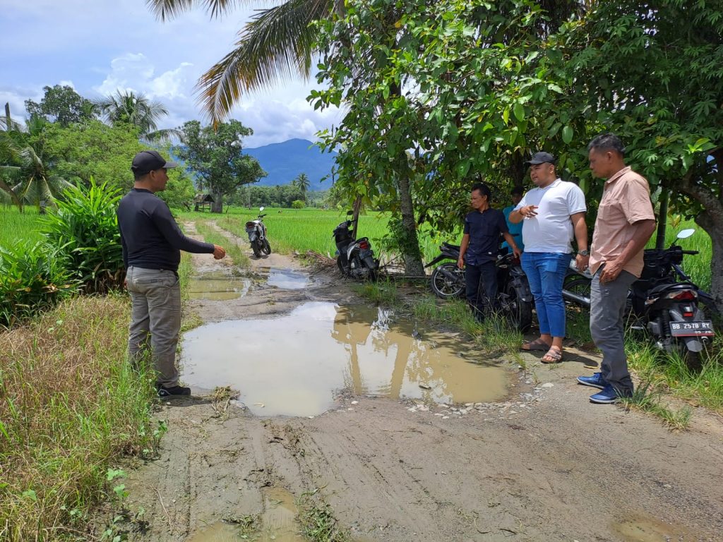 Anggota DPRD Madina M Rifaldi Nasution Tinjau Kondisi Jalan Saba Olbung Desa Malintang Julu
