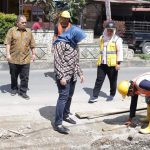 Tinjau pembangunan jalan dan drainase
