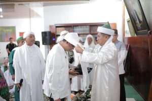 Anies Baswedan Terharu, Disematkan Serban oleh Tuan Guru Batak