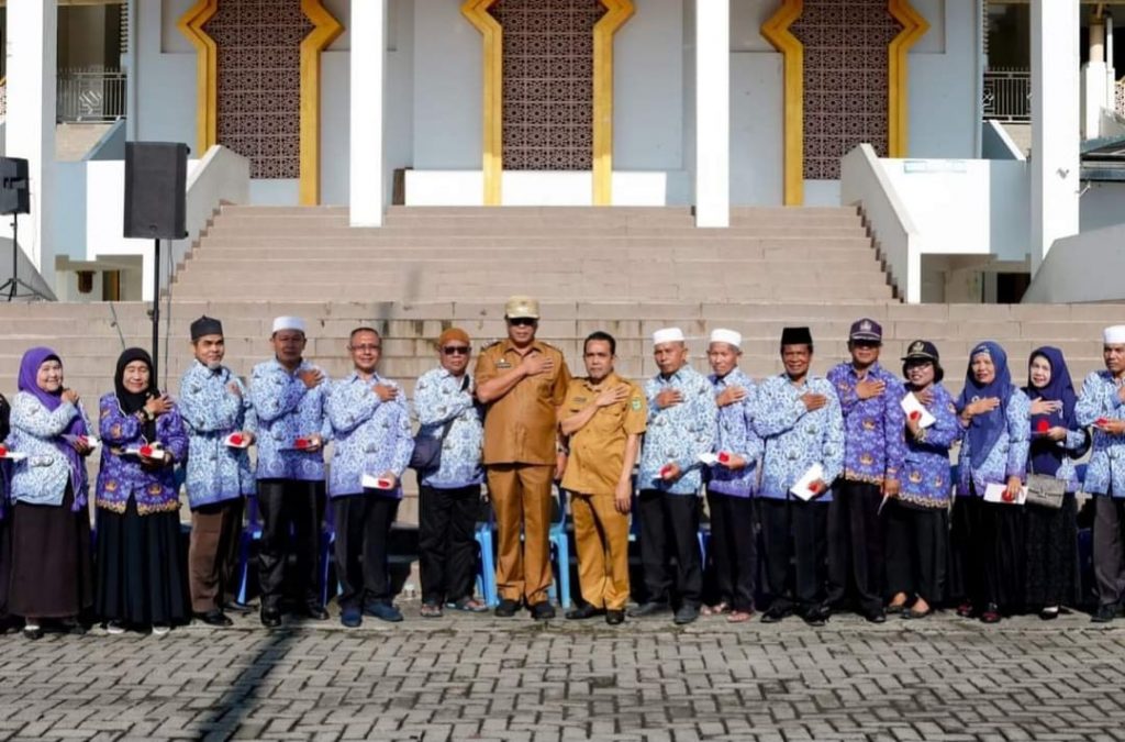 Bupati Sukhairi Beri Cinderamata pada PNS Purna Bakti