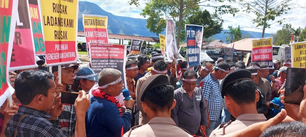 Tuntut Penutupan TPL, Ratusan Warga Sihotang Demo di Kantor Bupati Samosir