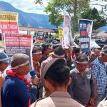 Aksi Tuntut Penutupan PT TPL