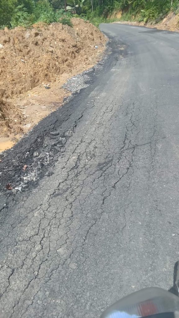 Baru Dibangun, Proyek Peningkatan Jalan Hotmix Multi Years di Palas Sudah Rusak