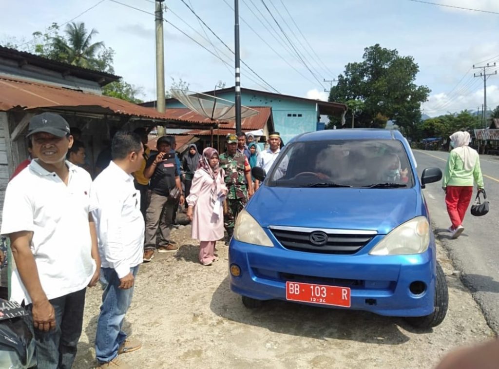 Camat Bukit Malintang Berangkatkan Mayanti Warga Desa Bange ke-RSUD Panyabungan