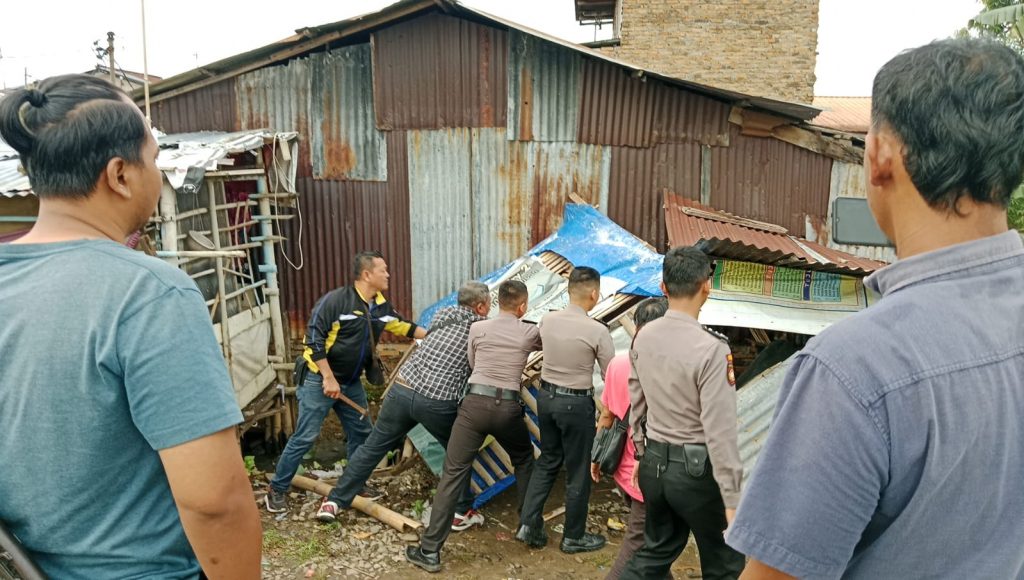 Polsek Percut Kembali Grebek dan Robohkan Pondok Narkoba di Pinggiran Rel Desa Tembung