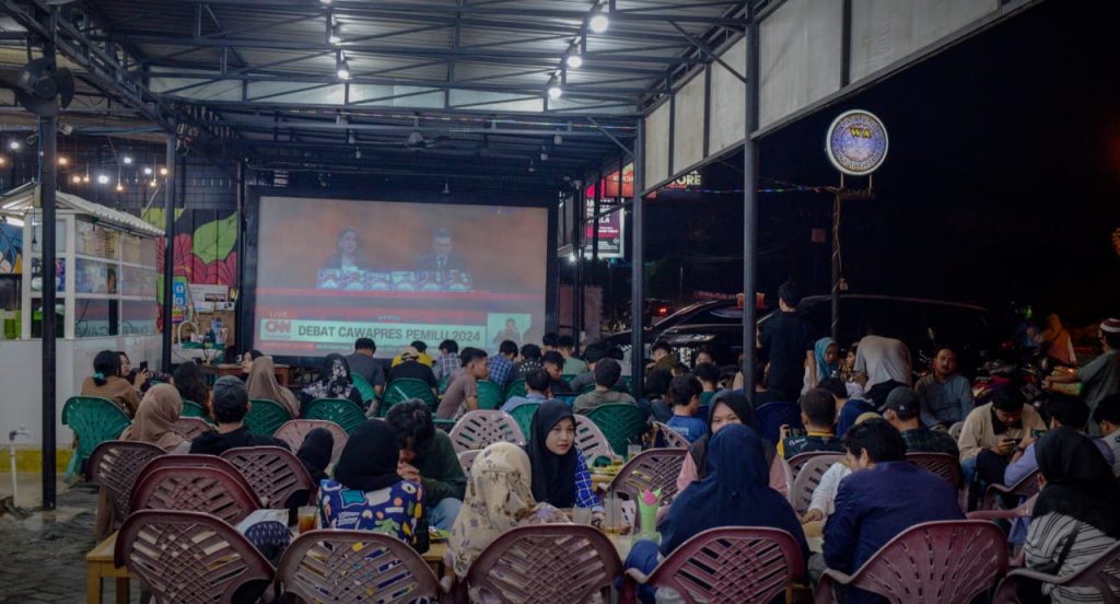 Milenial Tiga Nobar Debat Perdana Cawapres dengan Warga di Warkop Medan Estate