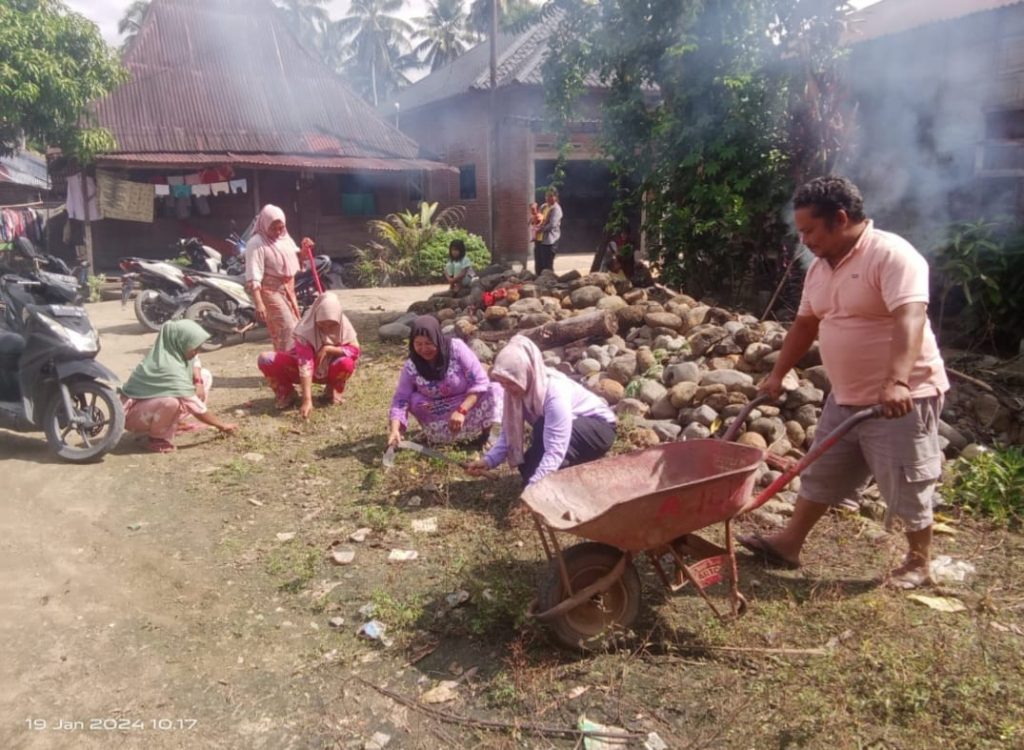 Warga Kecamatan Hutabargot Gotong Royong Cegah DBD