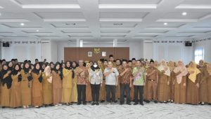 Atika Azmi Utammi Serahkan SK PNS dan Lantik Pejabat Fungsional