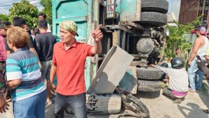 Truk Pengangkut Pasir Terguling Timpa Dua Pengendara Motor