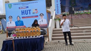 Kaban Kesra Madina Bagikan Piala Perlombaan HUT Madina Ke-25