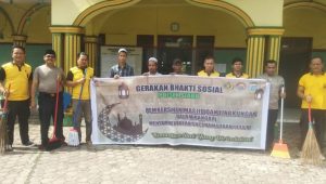Personel Polsek Siabu Lakukan Bakti Sosial Bersihkan Masjid dan Lingkungan Sambut Ramadhan 1445 H