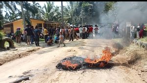Retusan Warga Dua Desa Blokir Pintu Masuk Perusahaan Perkebunan Kelapa Sawit PT Tindoan Bujing