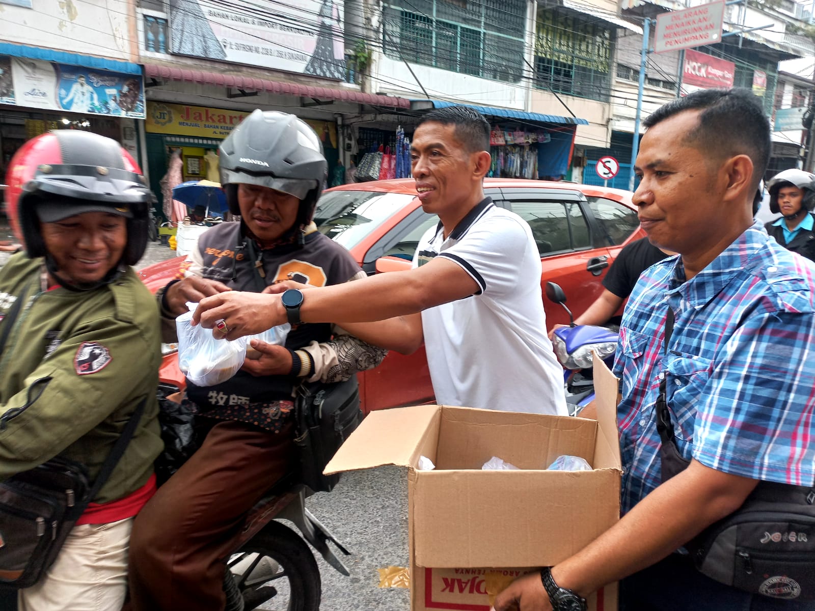 PUD Pasar-Bank BRI Sosialisasi Digitalisasi ke Masyarakat Sembari Berbagi Takjil (Istimewa)