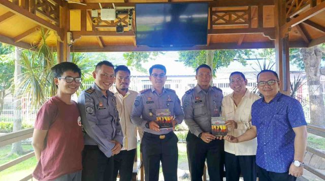 Kepala Rutan Klas I Medan bersama tim peluncuran buku (Istimewa)