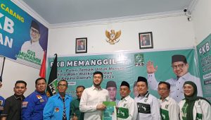 El Adrian Shah Serahkan Formulir Pendaftaran Cawalkot ke PKB Kota Medan