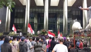 Kantor KPK Digeruduk Massa Tuntut Dugaan Kasus Korupsi Bupati Paluta Diusut