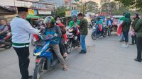 Sambut HUT Kemerdekaan RI, PKB Kota Medan Bagikan Bendera Merah Putih ke Masyarakat